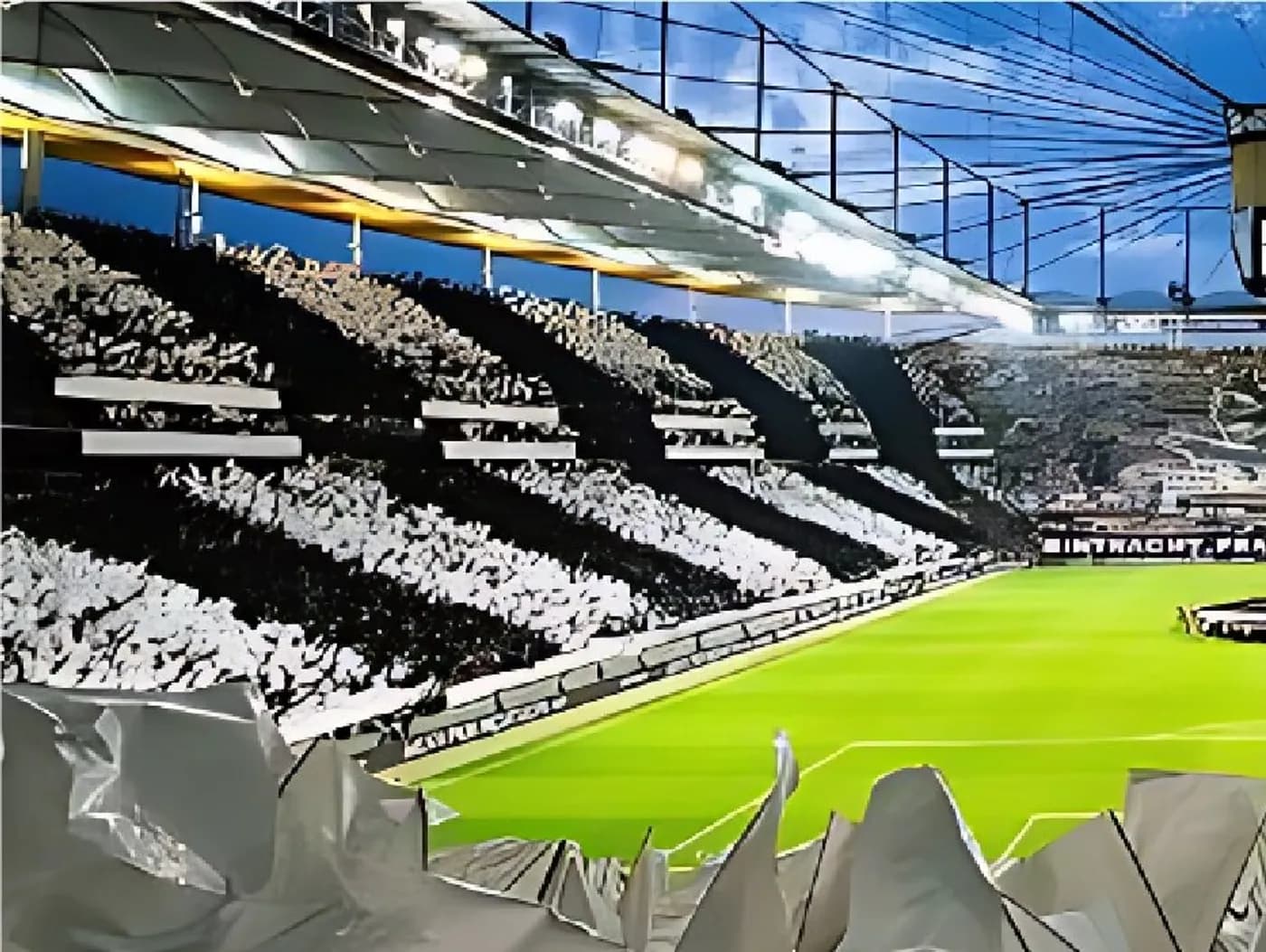 Schwarz-weiße Blockchoreografie über die gesamte Tribüne