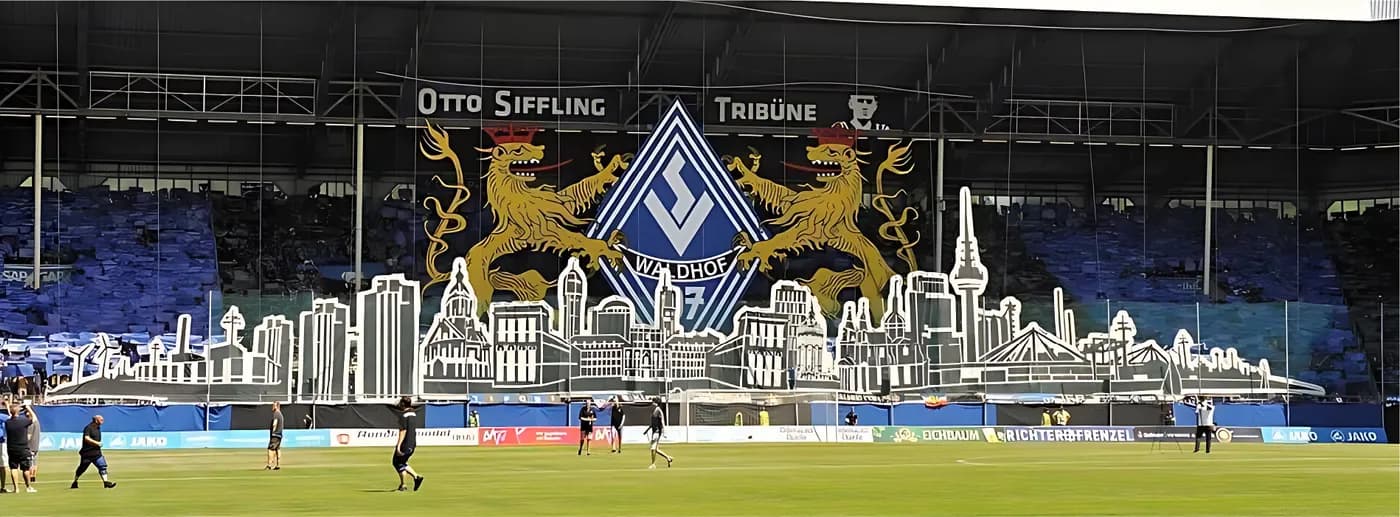 Blockfahne mit Skyline-Motiv über der Haupttribüne
