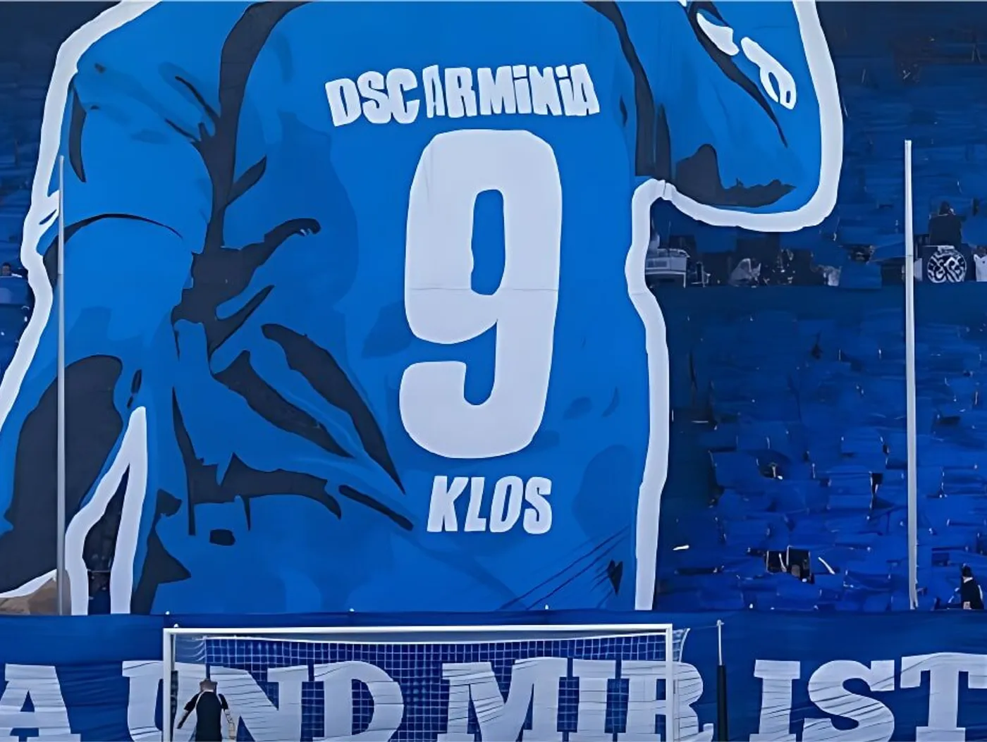 Blockfahne mit übergroßem Trikot-Motiv in Blau