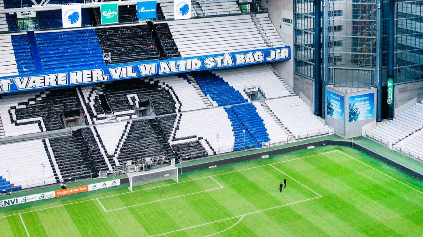 Mosaik aus Sitzschalen mit Spruchband über dem Unterrang
