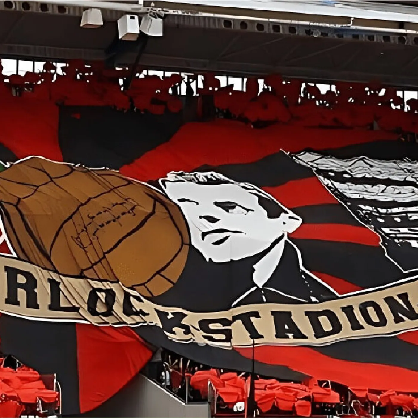 Großflächiges Banner mit Porträtmotiv in Rot und Schwarz