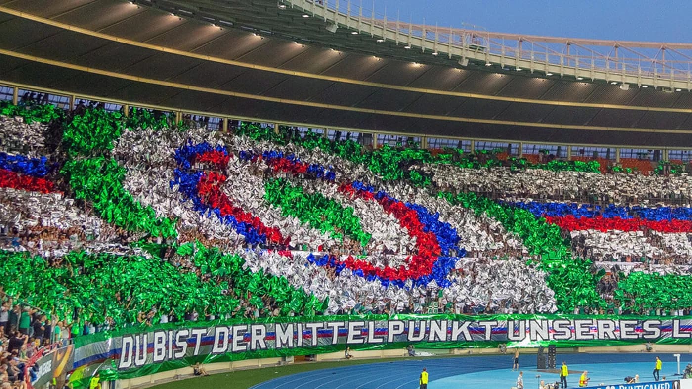 Mehrfarbiges Ringmotiv über den Rängen eines Olympiastadions